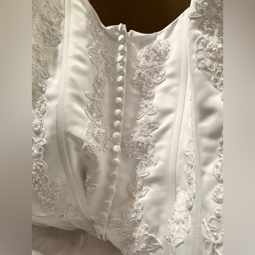 Oleg Cassini Wedding Gown Size 20 - Picture 9 of 12